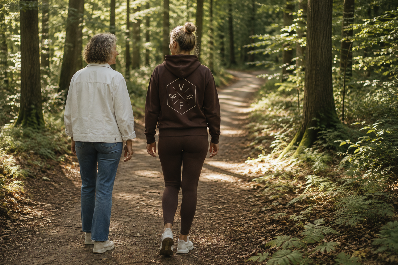 Twee mensen wandelen samen over een bospad